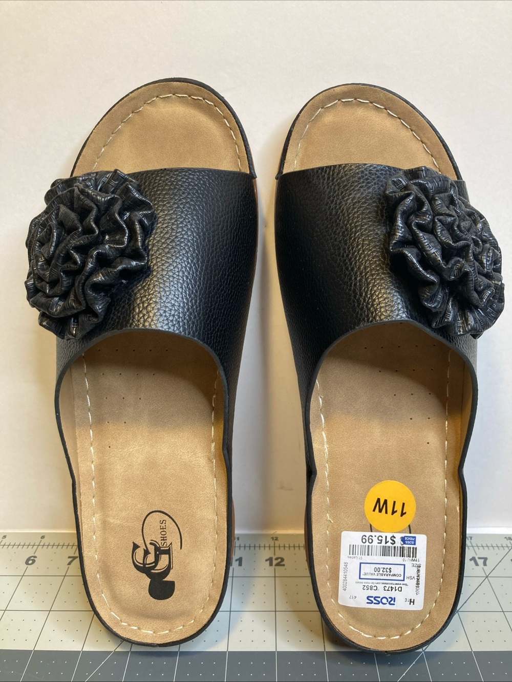 GC Shoes Honey Flower Rosette Flat Women’s Sandals Black Size 11W